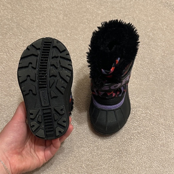 ✨ Sorel Black and Purple Kids' Boots - Size Toddler 5 ✨ - Picture 4 of 5